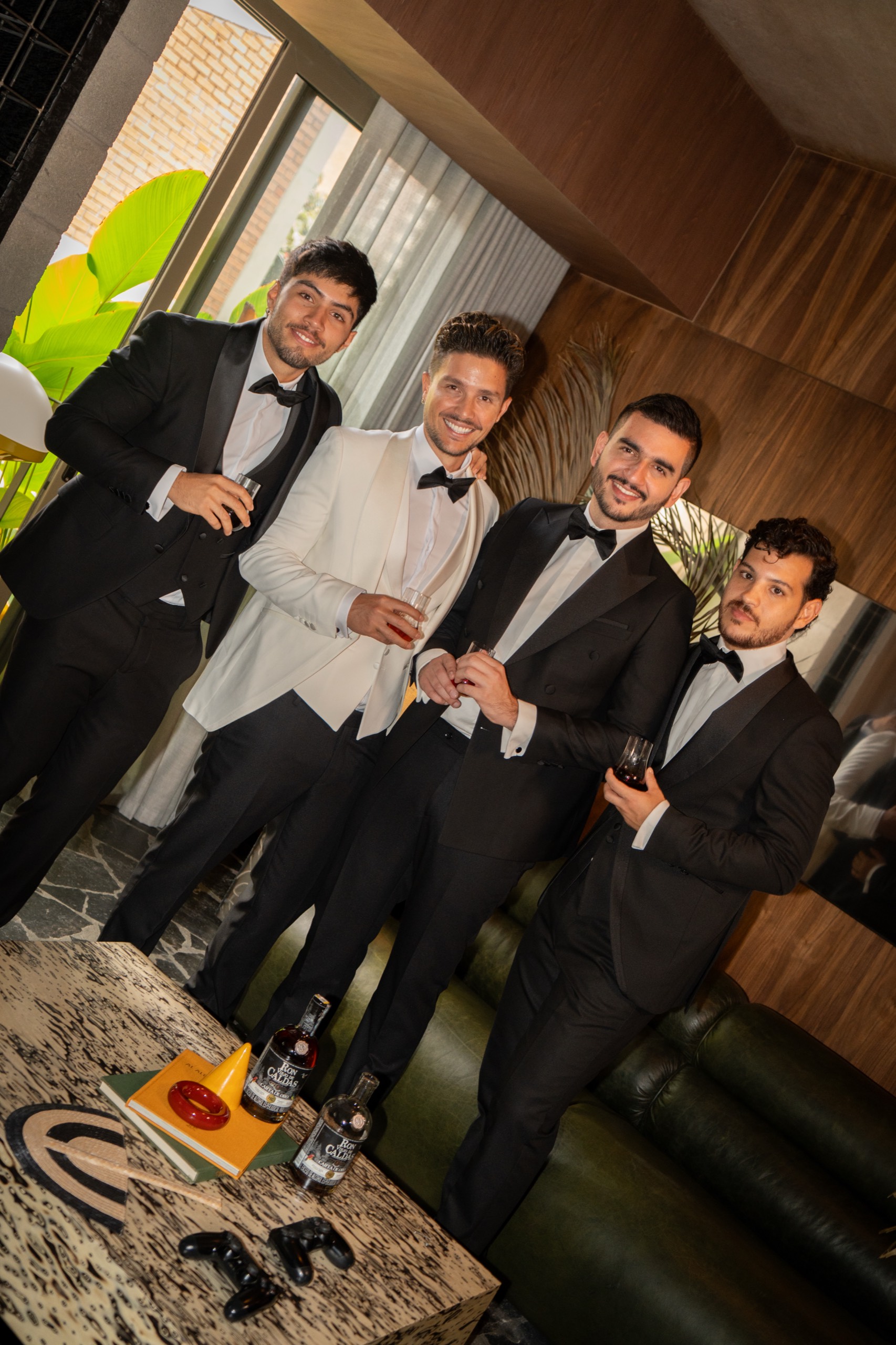 Qué traje de novio usar según el tipo de boda