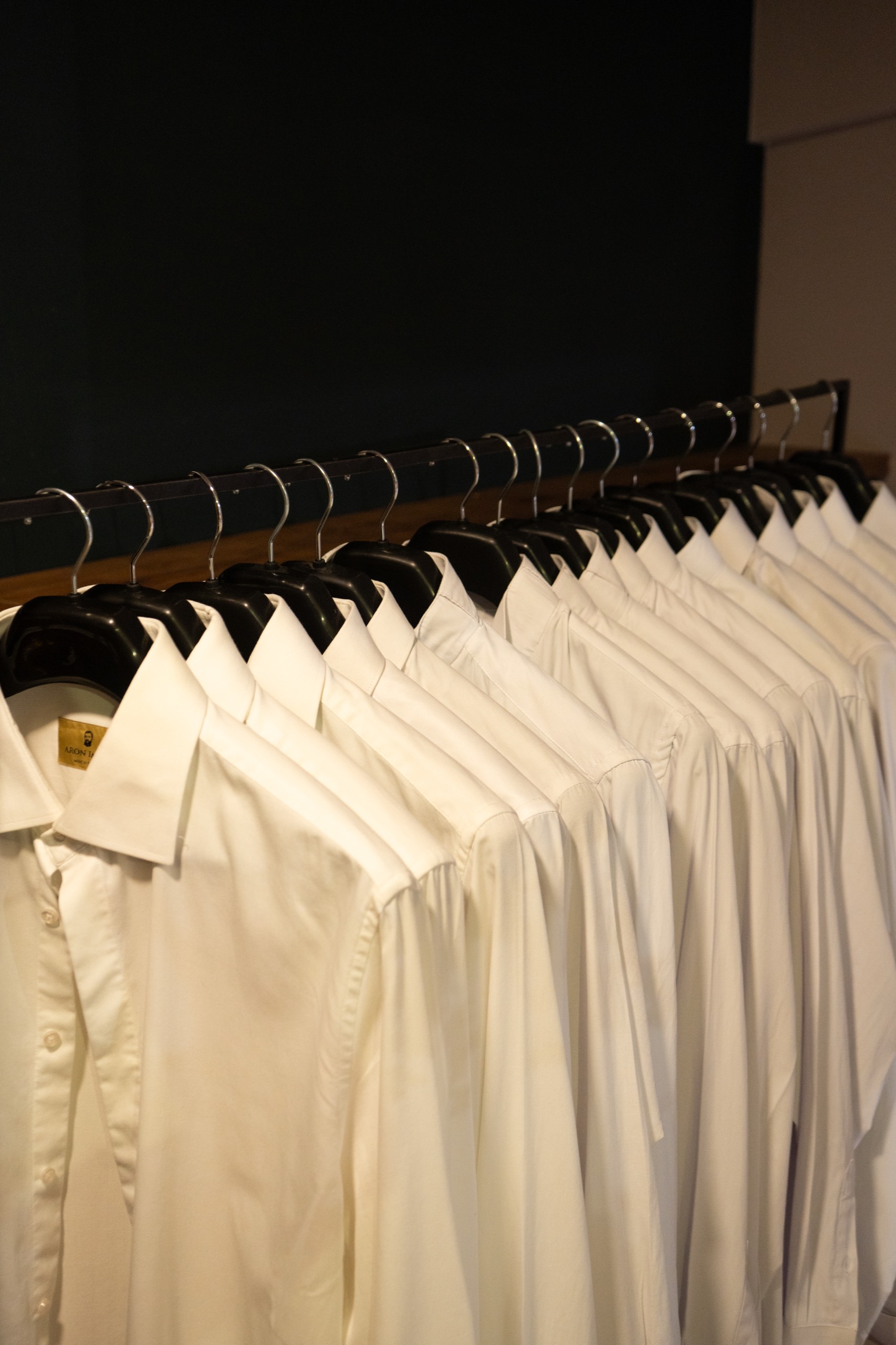 Interior del showroom Castor Suits en Medellín 3