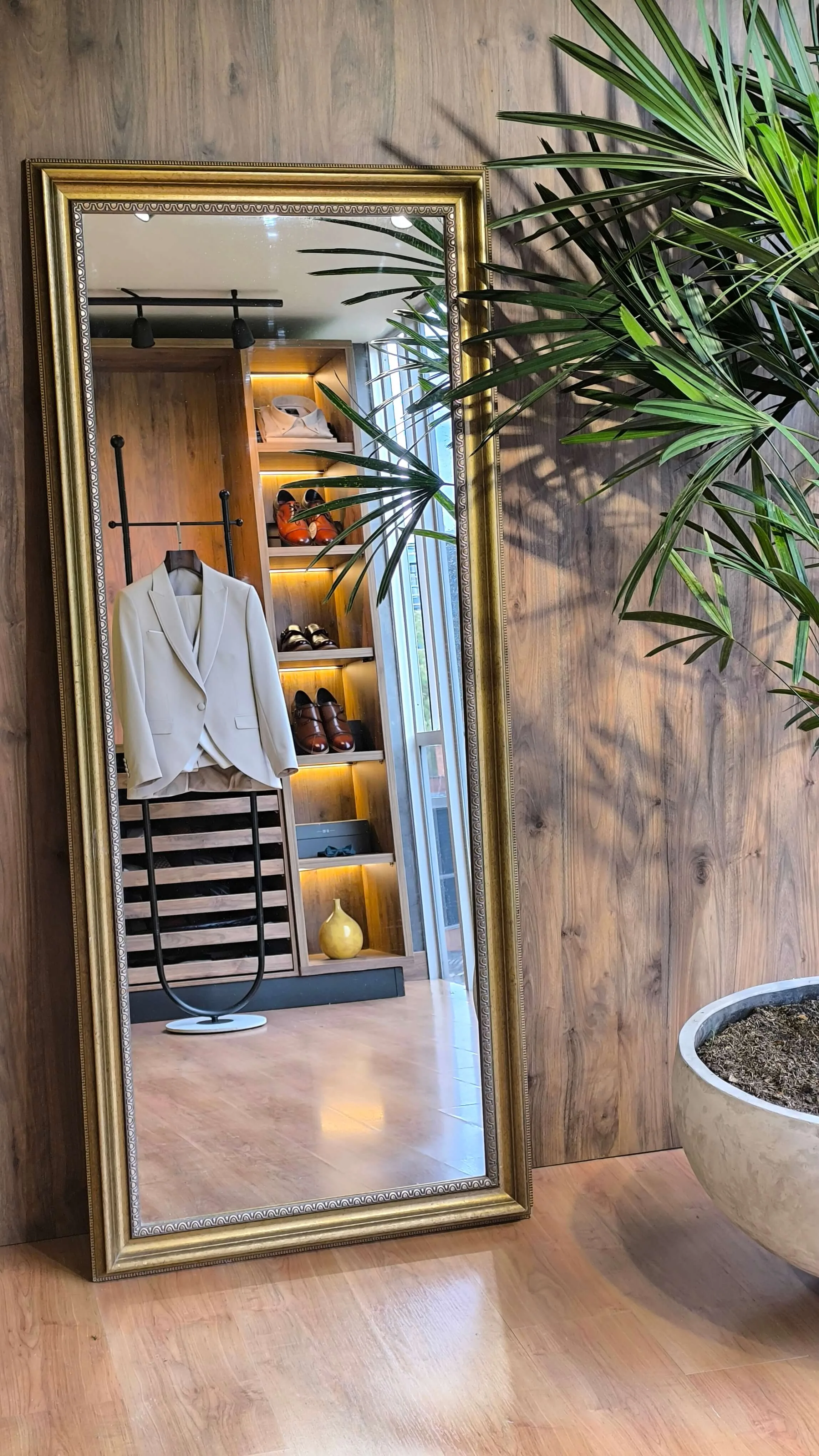 Camisas y accesorios en el showroom de Castor Suits, Medellín